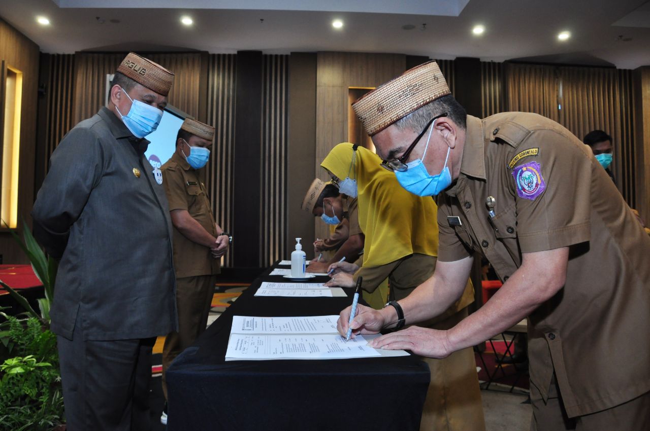  Pejabat Badan Keuangan Gorontalo Tandatangani Perjanjian Kinerja