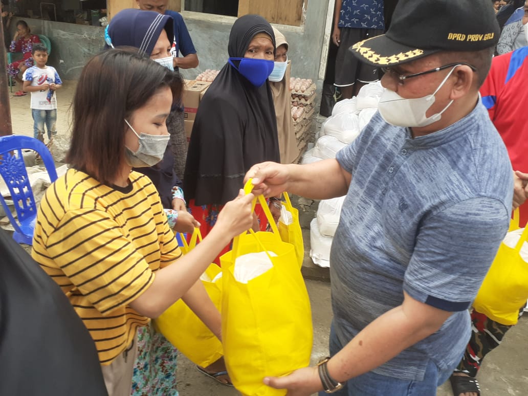  150 Warga Kelurahan Tenda Terima Bantuan Pangan Bersubsidi