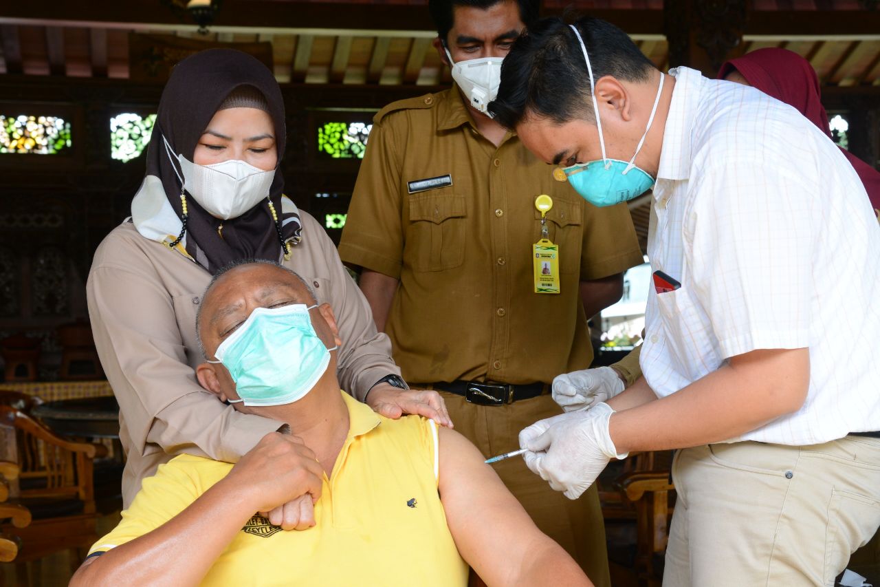  Gubernur Gorontalo Jalani Vaksinasi Tahap II