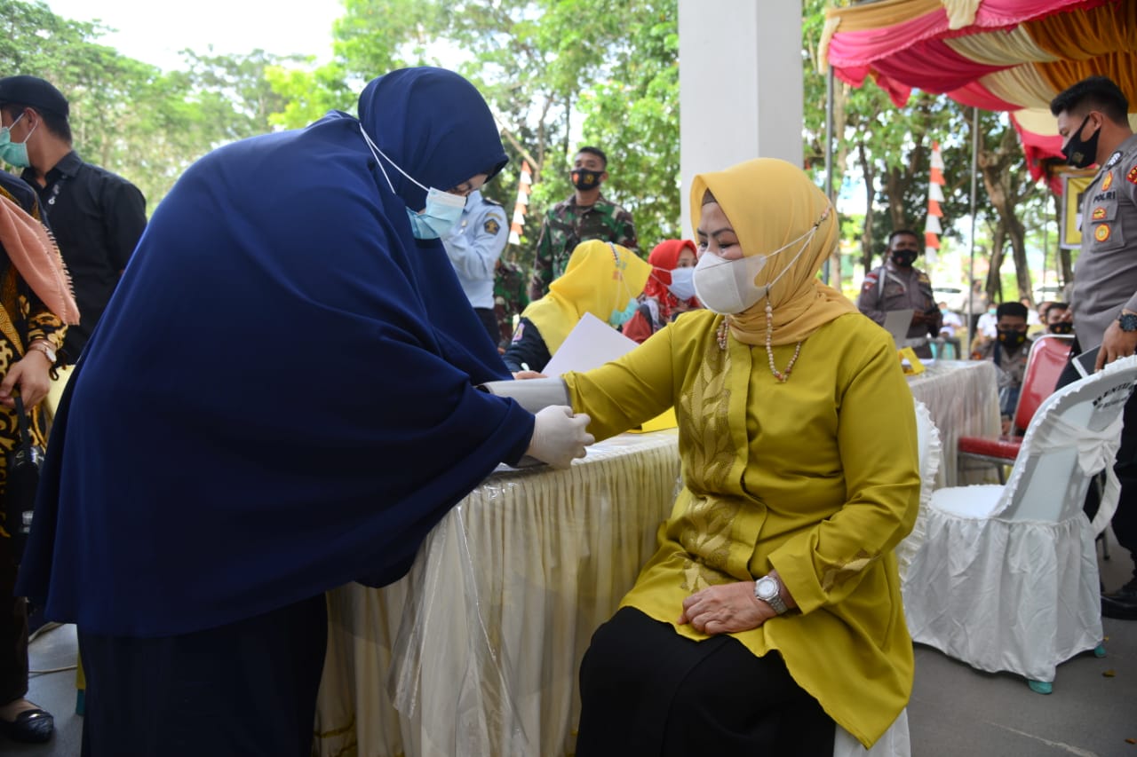  Istri Gubernur Gorontalo Jalani Vaksinasi