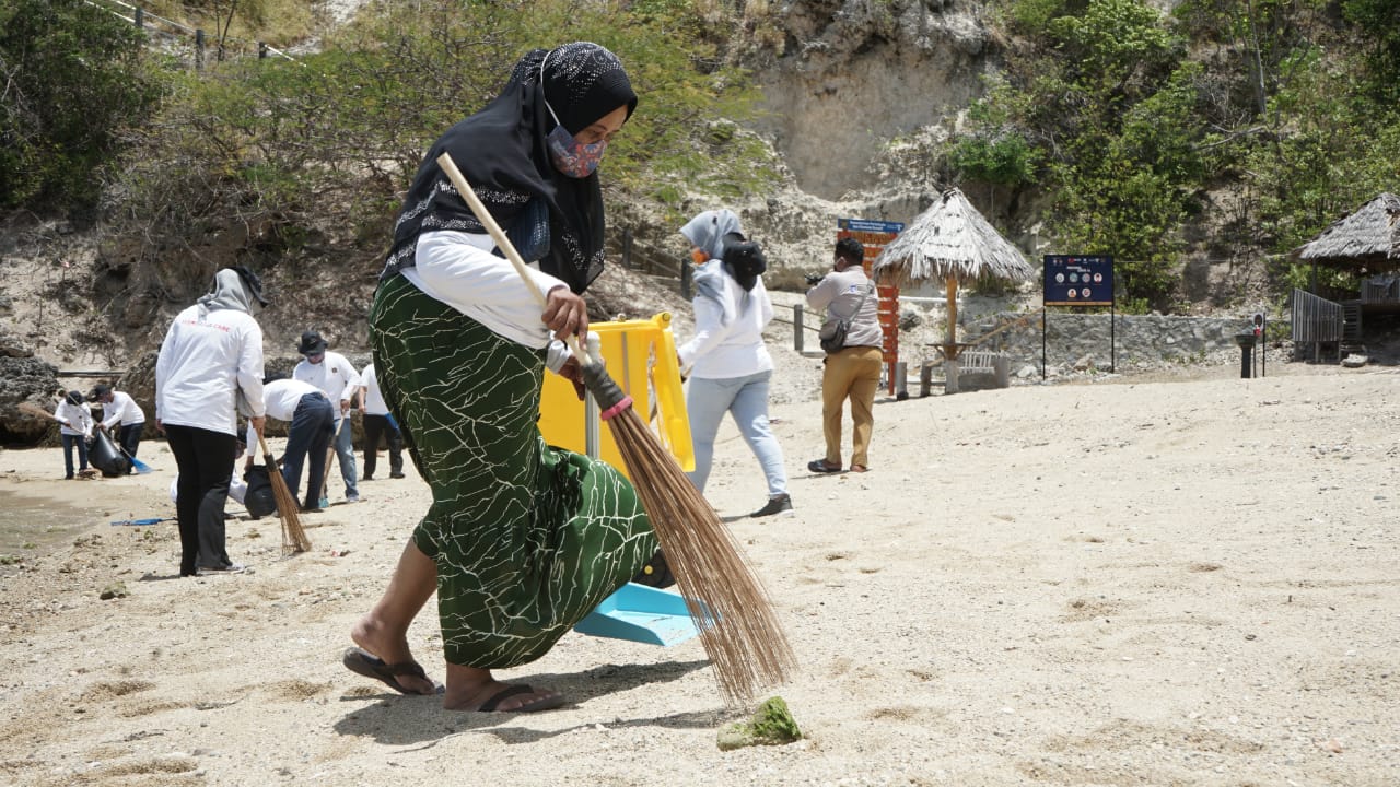  Kemenpar RI Gelar Aksi Kolaborasi Bersih Pantai Dulanga