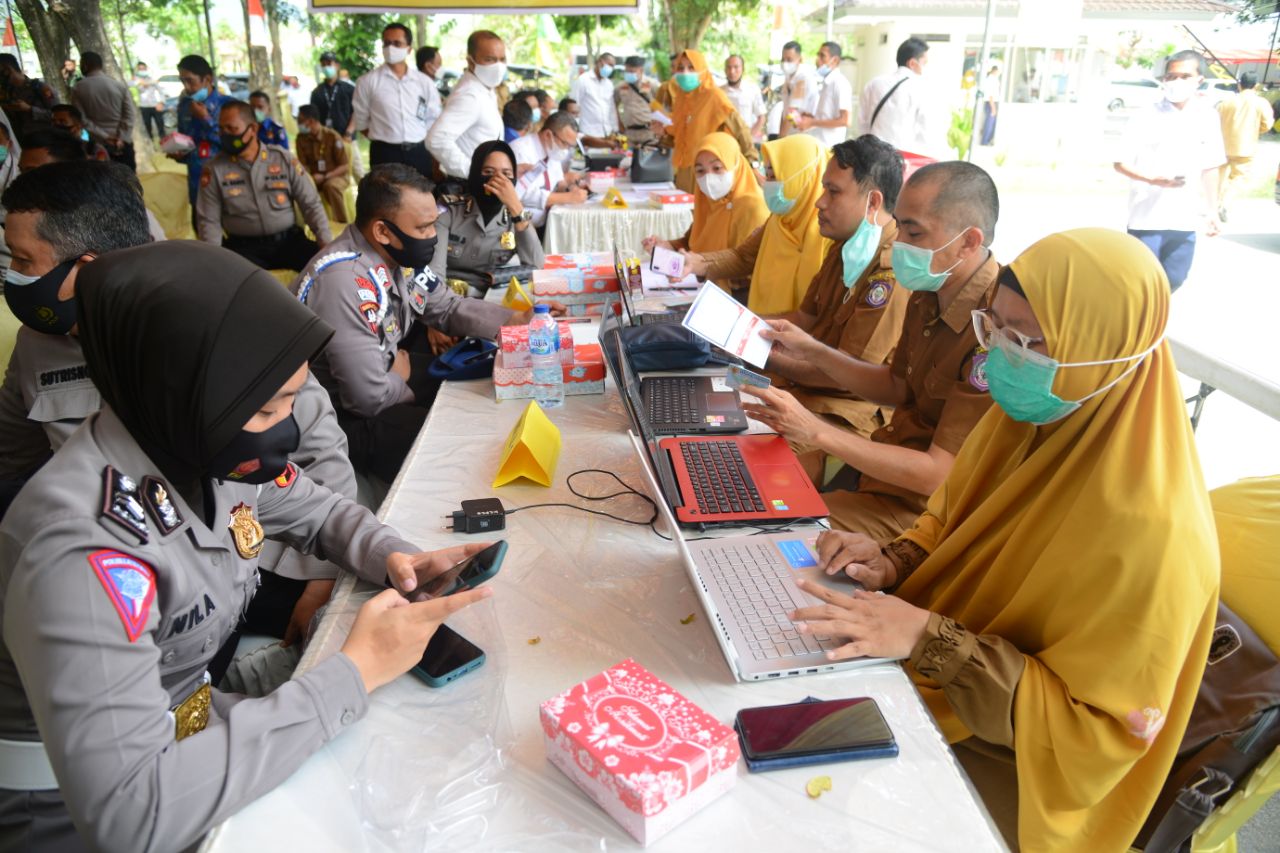  Petugas Pelayanan Publik di Gorontalo Mulai Divaksin