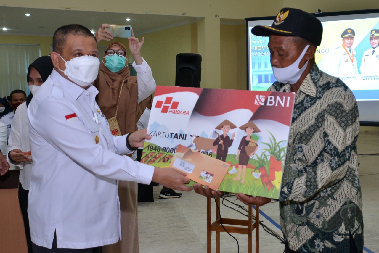  Wagub Gorontalo Serahkan Kartu Tani di Bonebol