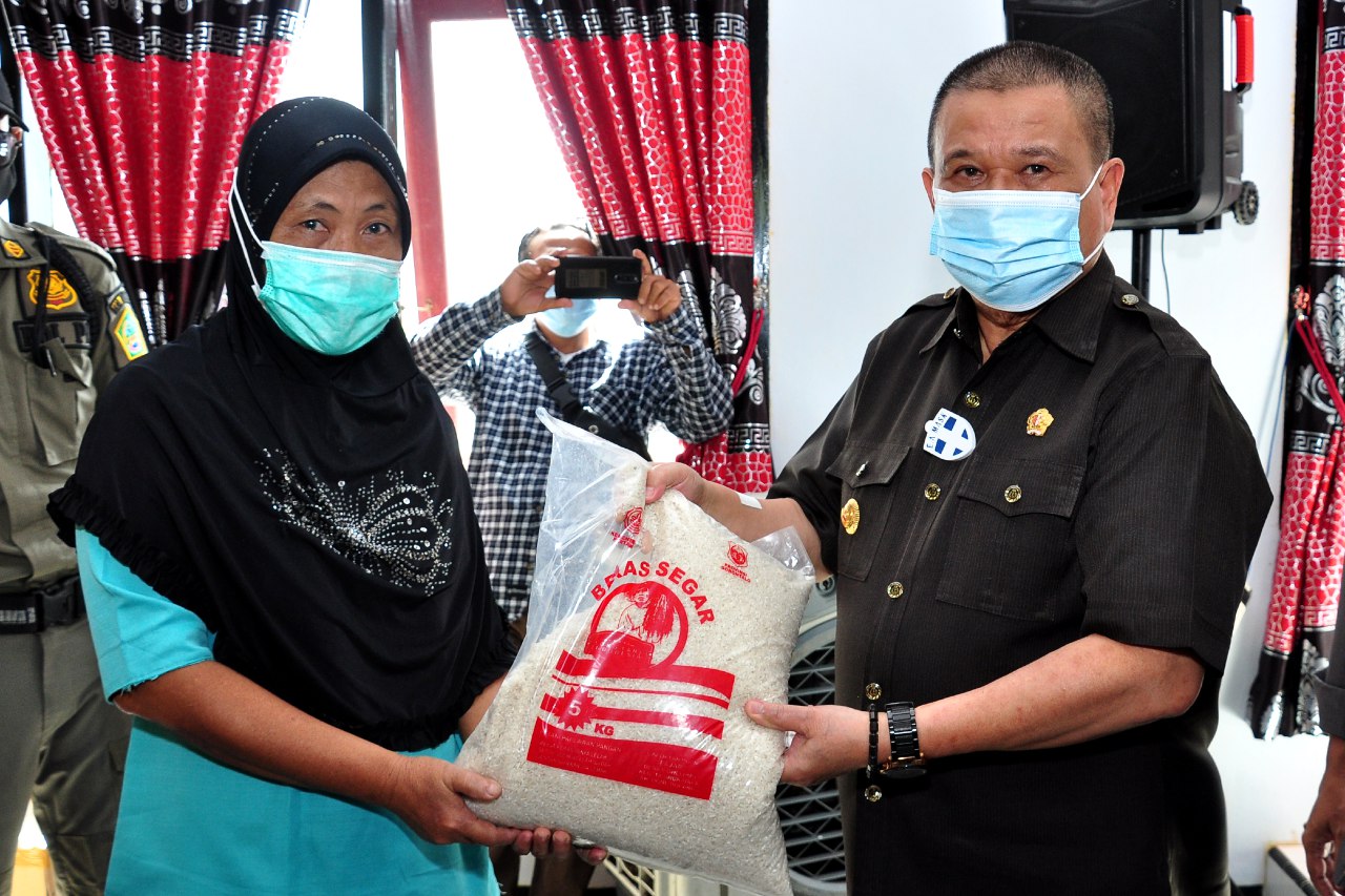  Wagub Serahkan Bantuan Beras CPPD di Dulupi