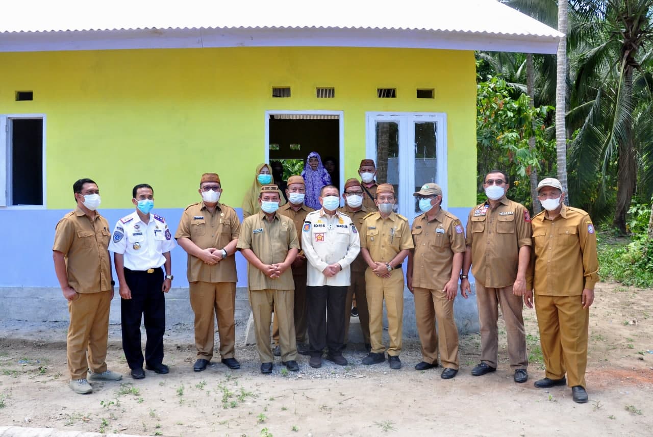  Wagub Idris Salurkan Bantuan Pangan di Kecamatan Bone