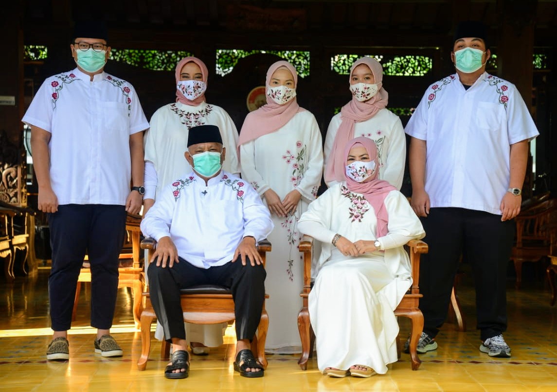  Gubernur Gorontalo dan Keluarga Salat Idulfitri di Rujab