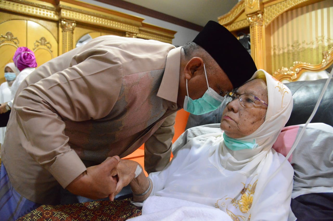  Rusli Ziarah Makam Ayah Bersimpuh di Kaki Ibu