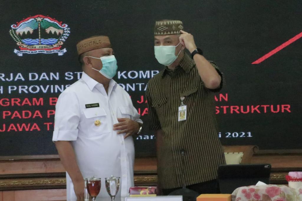  Ganjar Kenakan “Songkok Gus Dur” Pemberian Rusli Habibie