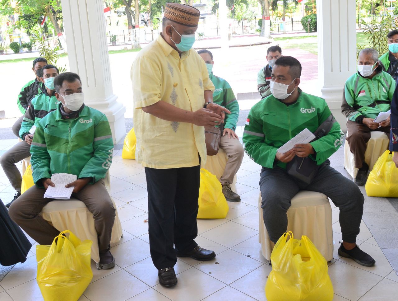  Pengemudi Bentor dan Ojol Selesai Divaksin Terima Bantuan Sembako