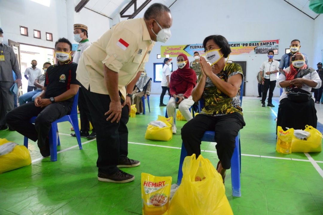  Korban Banjir Dengilo-Paguat Terima Bantuan Pangan Bersubsidi