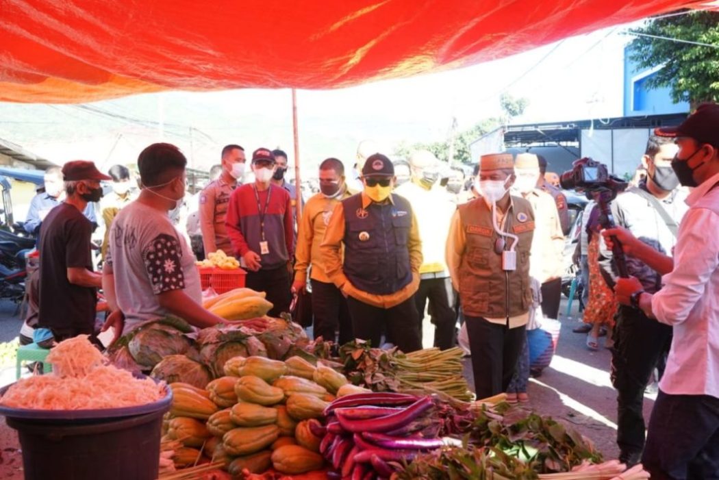  Pedagang dan Pembeli di Pasar Kampung Bugis Disiplin Prokes