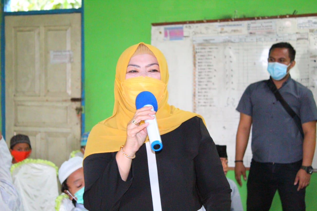  Idah Syahidah Encourages Public to Do Vaccinations for Children in an Event of a Mass Circumcision