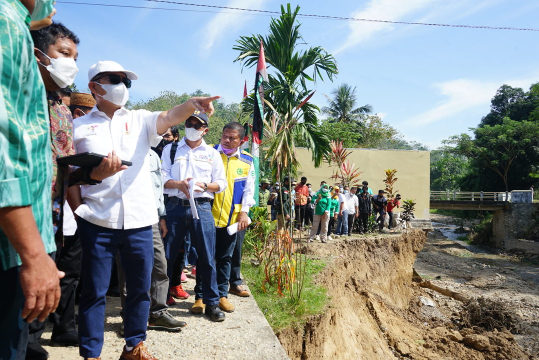  Menteri PPN/Bappenas Tinjau Lokasi Banjir Talumelito