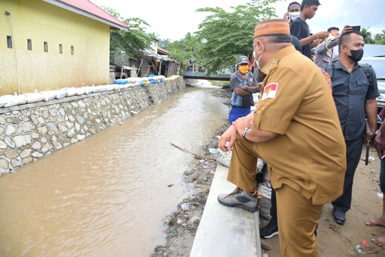  Gubernur Gorontalo Bantu Ekskavator Atasi Banjir di Tabongo