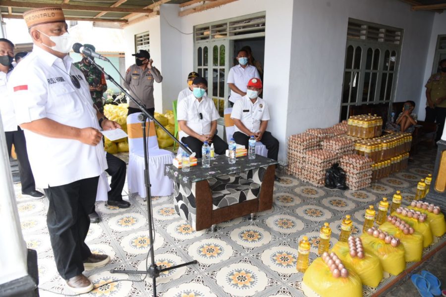  Gubernur Rusli Bagi Sembako Bantu Korban Banjir di Limehe Timur