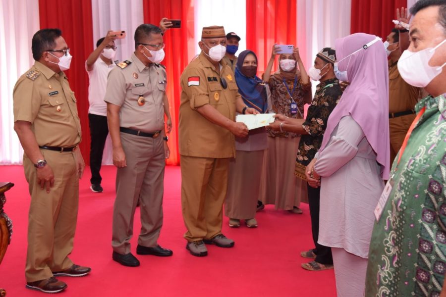  Gubernur Gorontalo Serahkan Secara Simbolis Sertipikat Tanah Rakyat