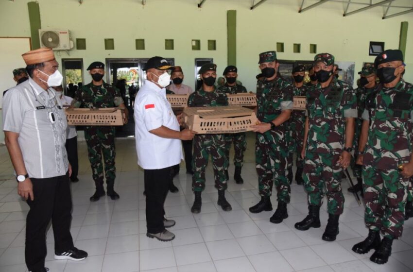  Gubernur Gorontalo Serahkan 5.000 DOC Ayam ke Pangdam XIII/Merdeka   