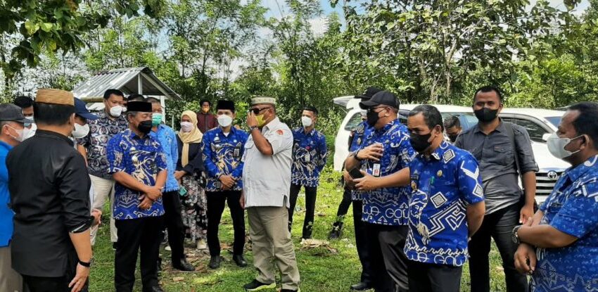  Gubernur Rusli Tinjau Lokasi TPU Warga Gorontalo di Makassar 