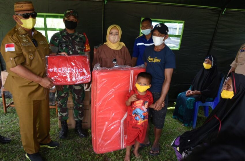  Gubernur Rusli bersama Istri Serahkan Bantuan Korban Kebakaran di Pulubala