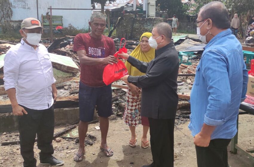  Wagub Idris Serahkan Bantuan Korban Kebakaran di Gentuma