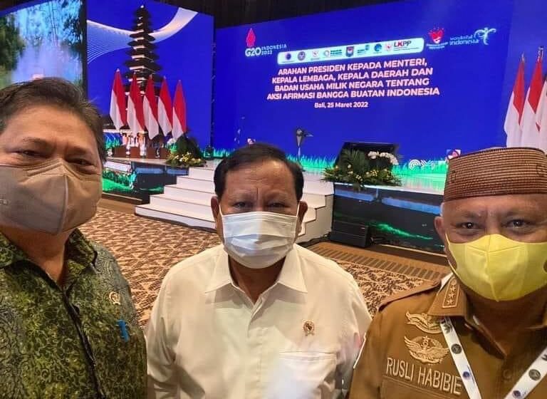  Menko Airlangga Ajak Gubernur Rusli Swafoto Bareng Menhan Prabowo