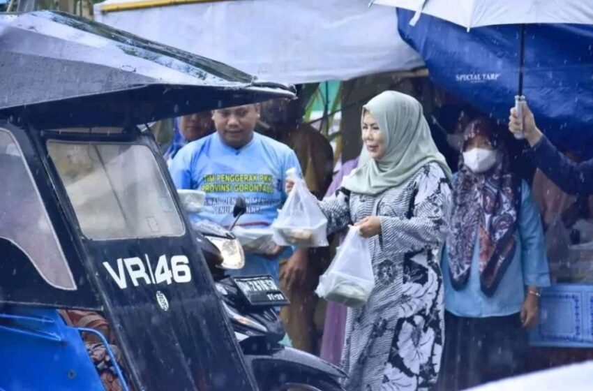  TP PKK Berbagi Takjil di Tengah Guyuran Hujan 