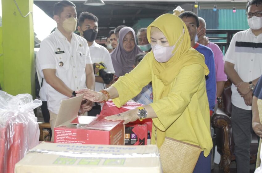  Ketua TP PKK Serahkan Bantuan Korban Kebakaran di Tenda