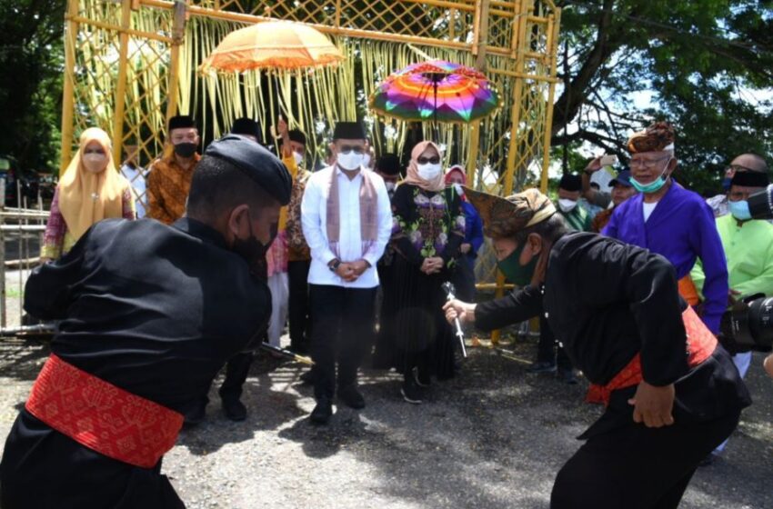  Pemprov Gorontalo Gelar Adat Mopotilolo Sambut Pj Gubernur    