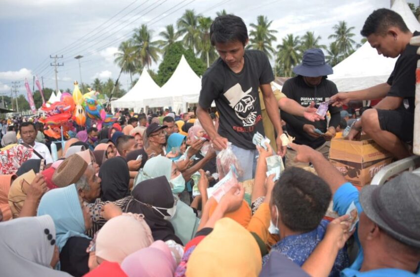  Giliran Masyarakat Pulubala Nikmati Pasar Murah Jelang Iduladha