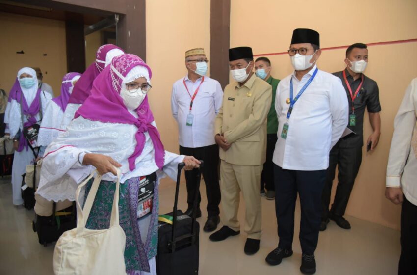  Jemaah Calon Haji Kloter 17 UPG Berangkat ke Tanah Suci