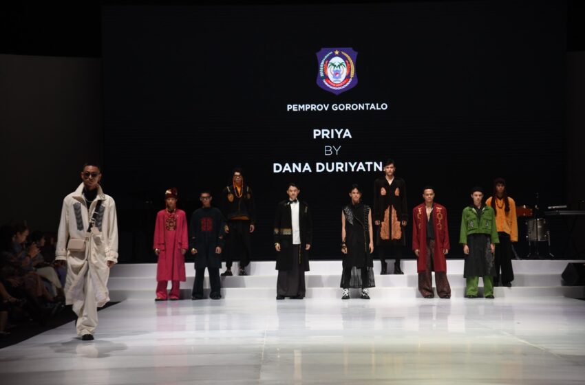  Wajah Modernisasi Karawo di Indonesia Fashion Week 2023