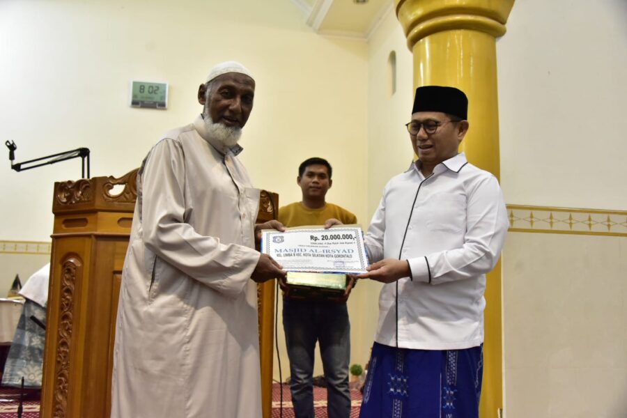  Penjagub Gorontalo Serahkan Bantuan Untuk Masjid Al-Irsyad 