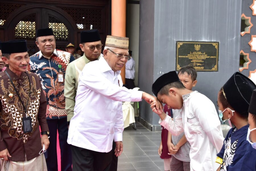  K.H Ma’Ruf Amin Beri Tausyiah Singkat Salat Jumat di Baiturrahman Limboto