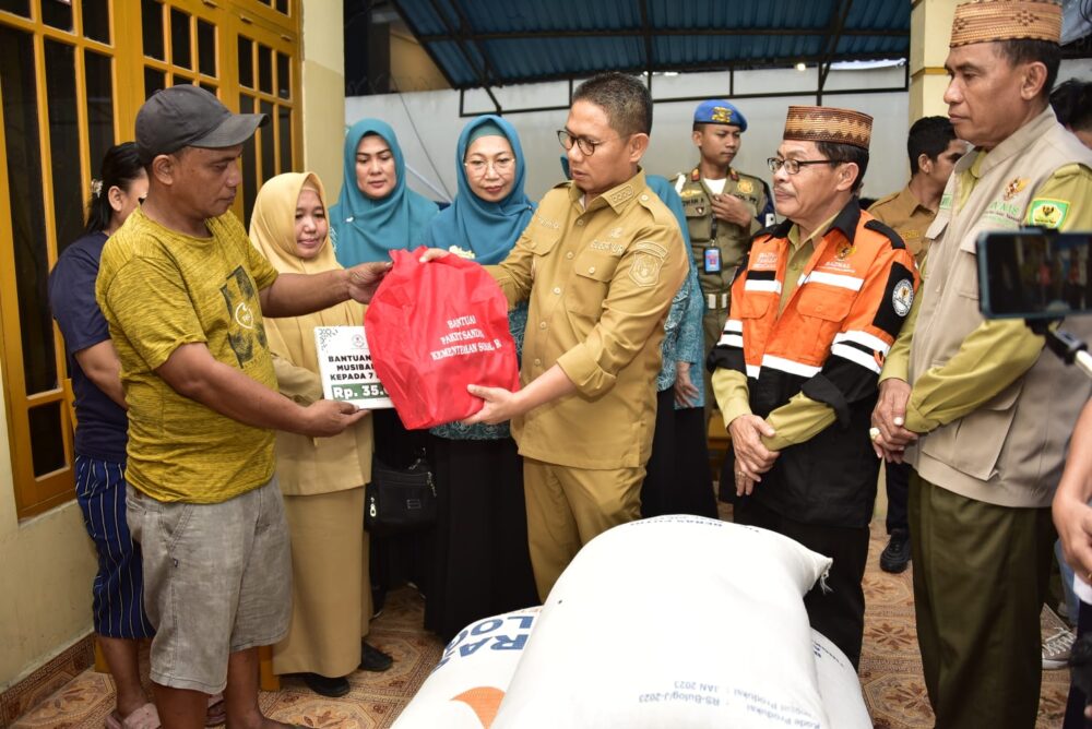  Penjagub Gorontalo Bersama Istri Serahkan Bantuan Kebakaran di Tamalate