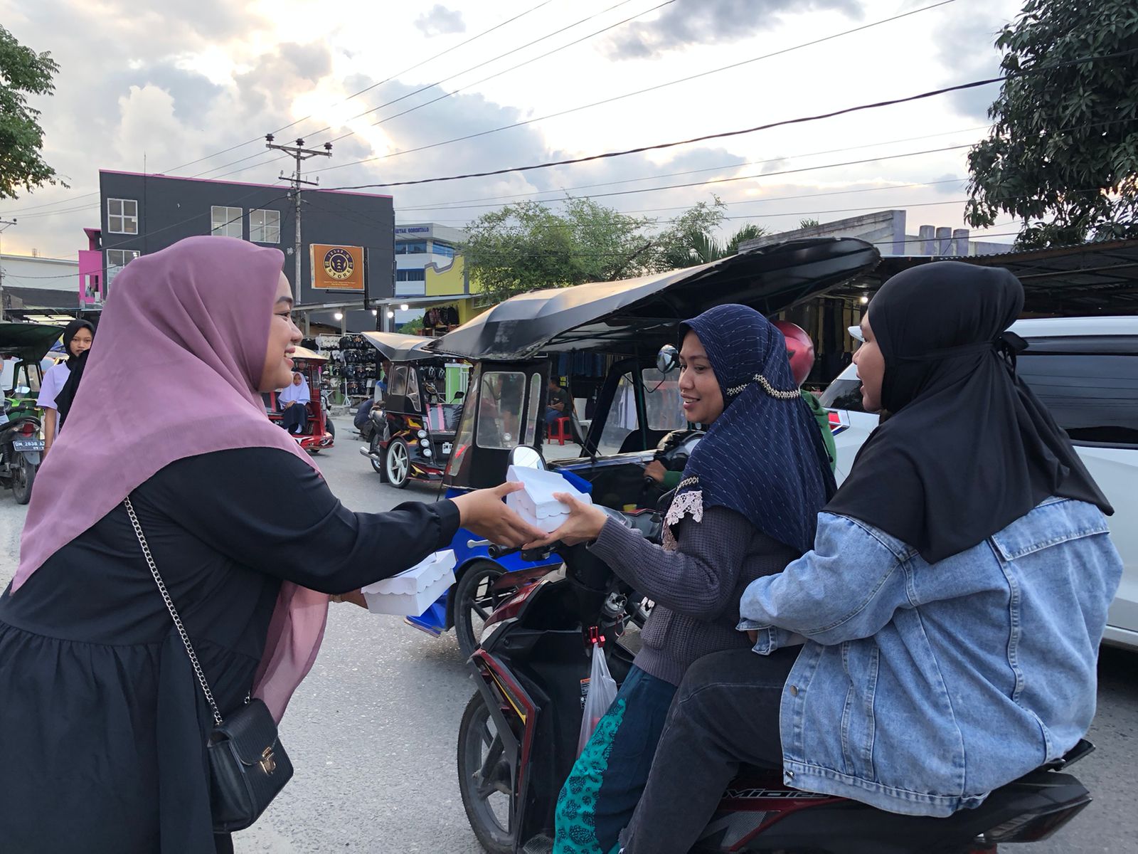  Diskominfotik Gorontalo Berbagi Berkah Takjil di Bulan Ramadan