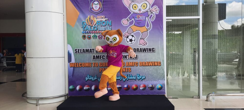  Maskot AMFC 2023 “Tarsilo” Jadi Perhatian Pengunjung Bandara Djalaluddin