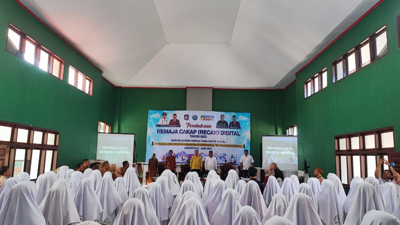 Suasana pembukaan Remaja Cakap Digital (Recak Digital) yang digelar Diskominfotik di MAN 1 Kota Gorontalo, Selasa (27/6/2023). Recak Digital merupakan program edukasi bagi siswa siswi SMA/SMK/SLB/MA terkait dengan pemanfaatan internet di era digital. (FOTO: Anie-Diskominfotik).