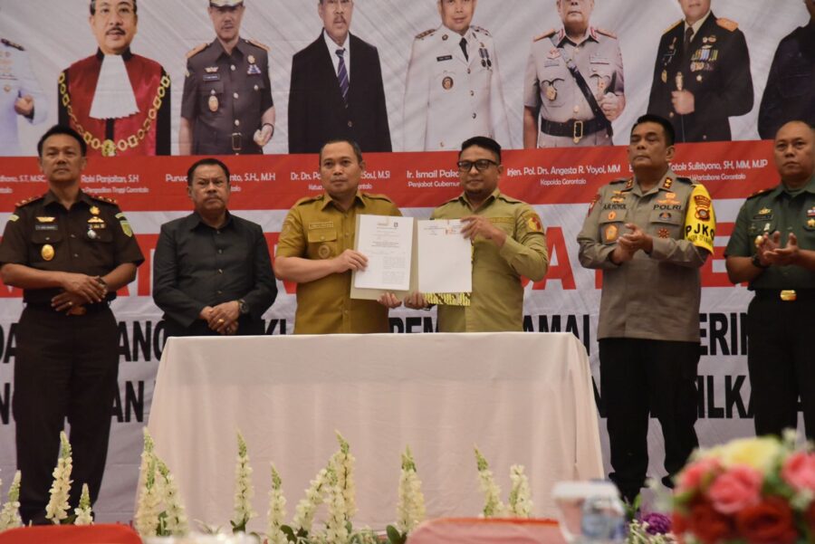  Pemprov Gorontalo Serahkan Dana Hibah Pilkada 2024 ke Bawaslu    