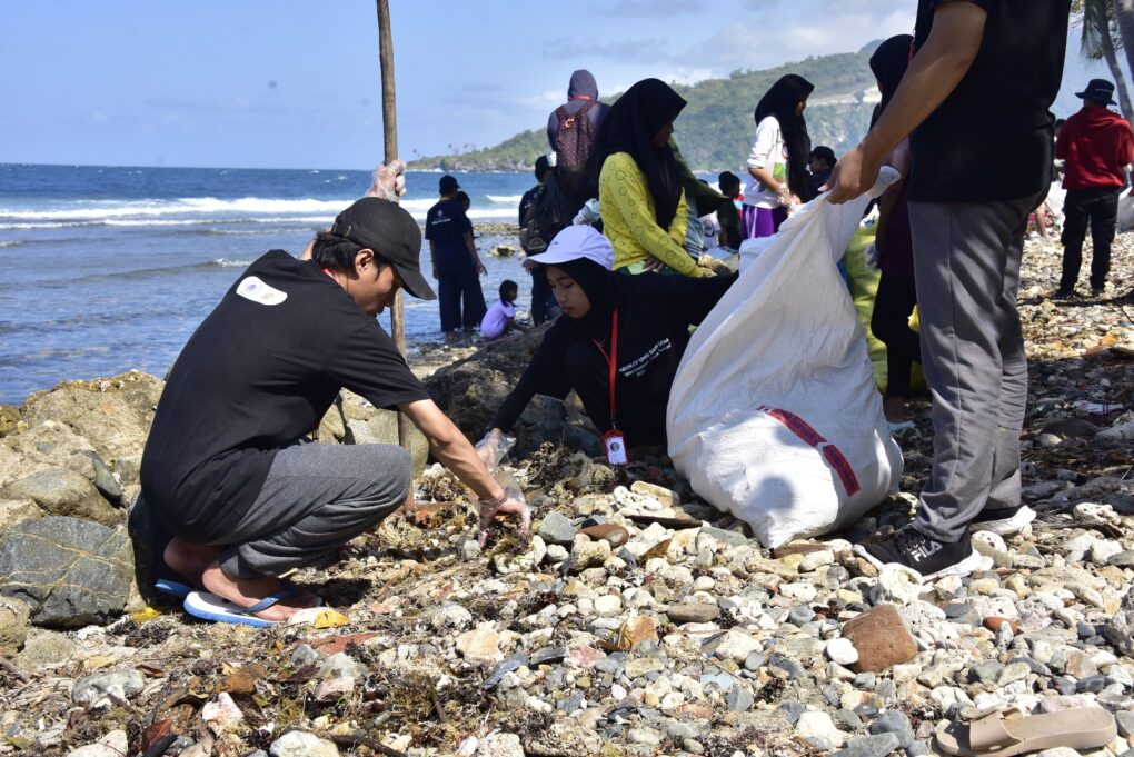  Mahasiswa KKN UGM – UNG Gelar Bersih Pantai