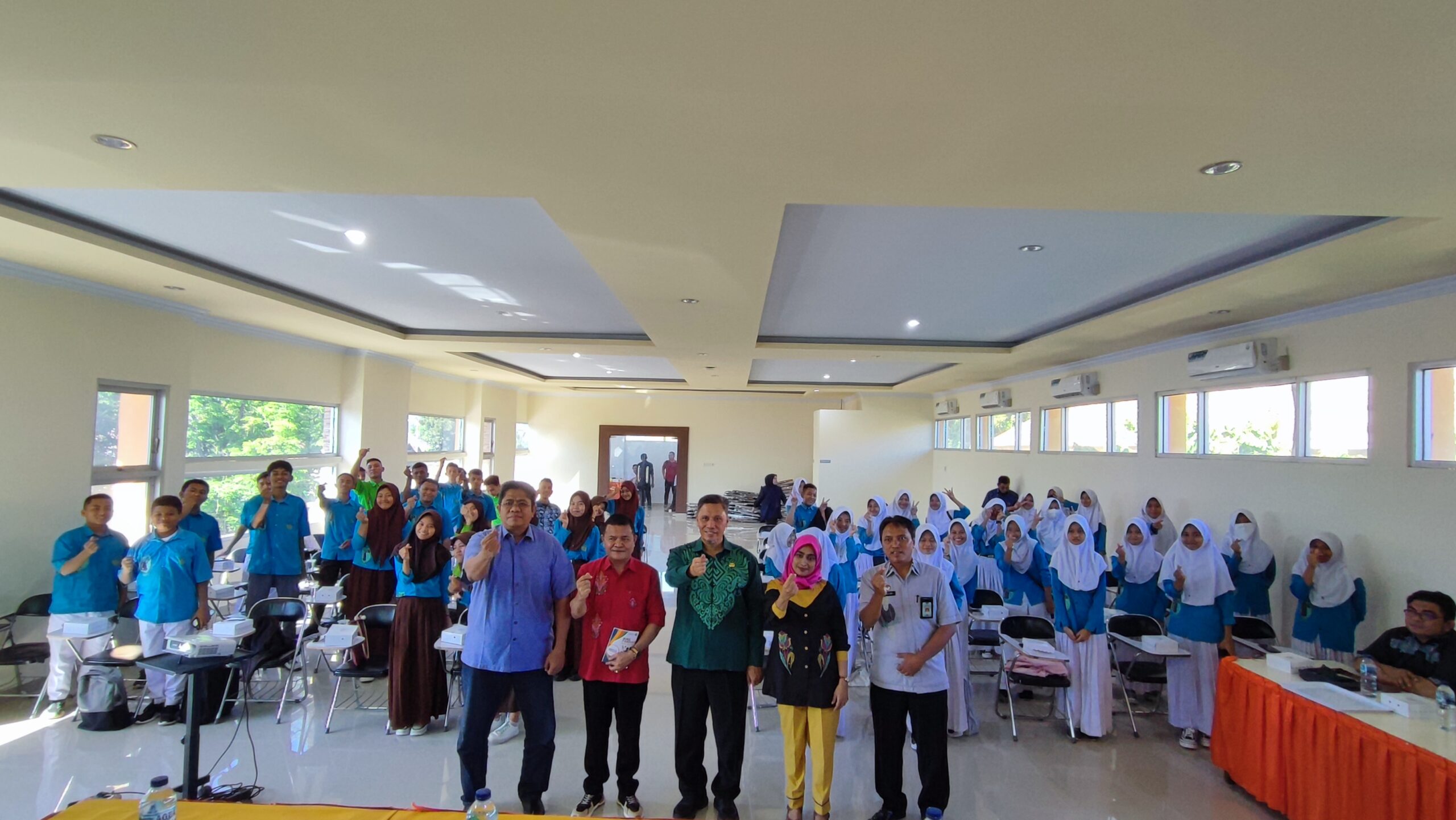  Kadis Kominfotik Ajak Siswa SMKN 1 Gorontalo Jadi Pribadi Unggul dan Berdaya Saing