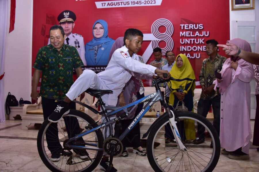  Penjagub Gorontalo Undang Makan Riski, Pemanjat Tiang Bendera HUT RI