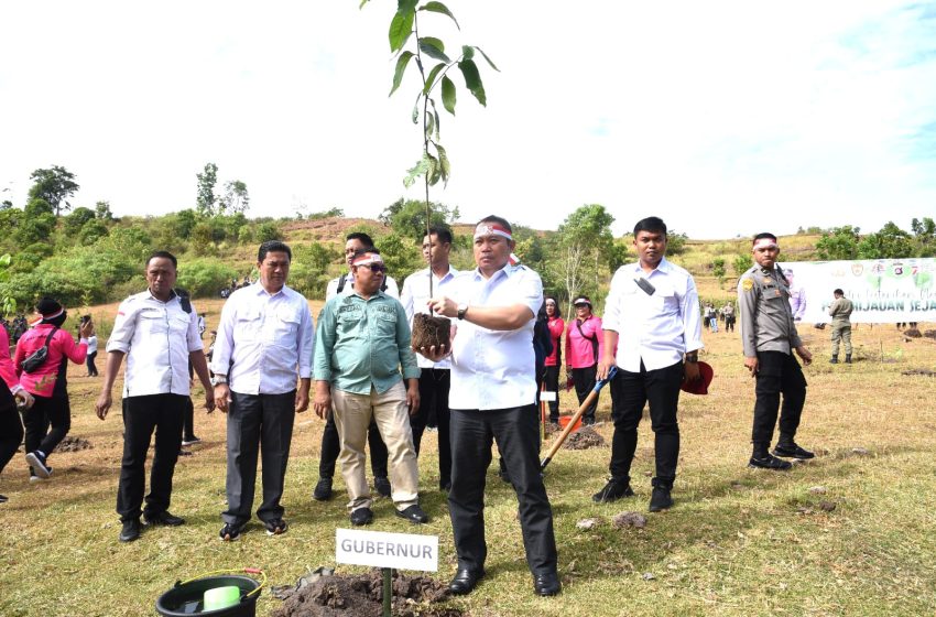  Penjagub Ismail Tanam Pohon Polri Lestarikan Negeri