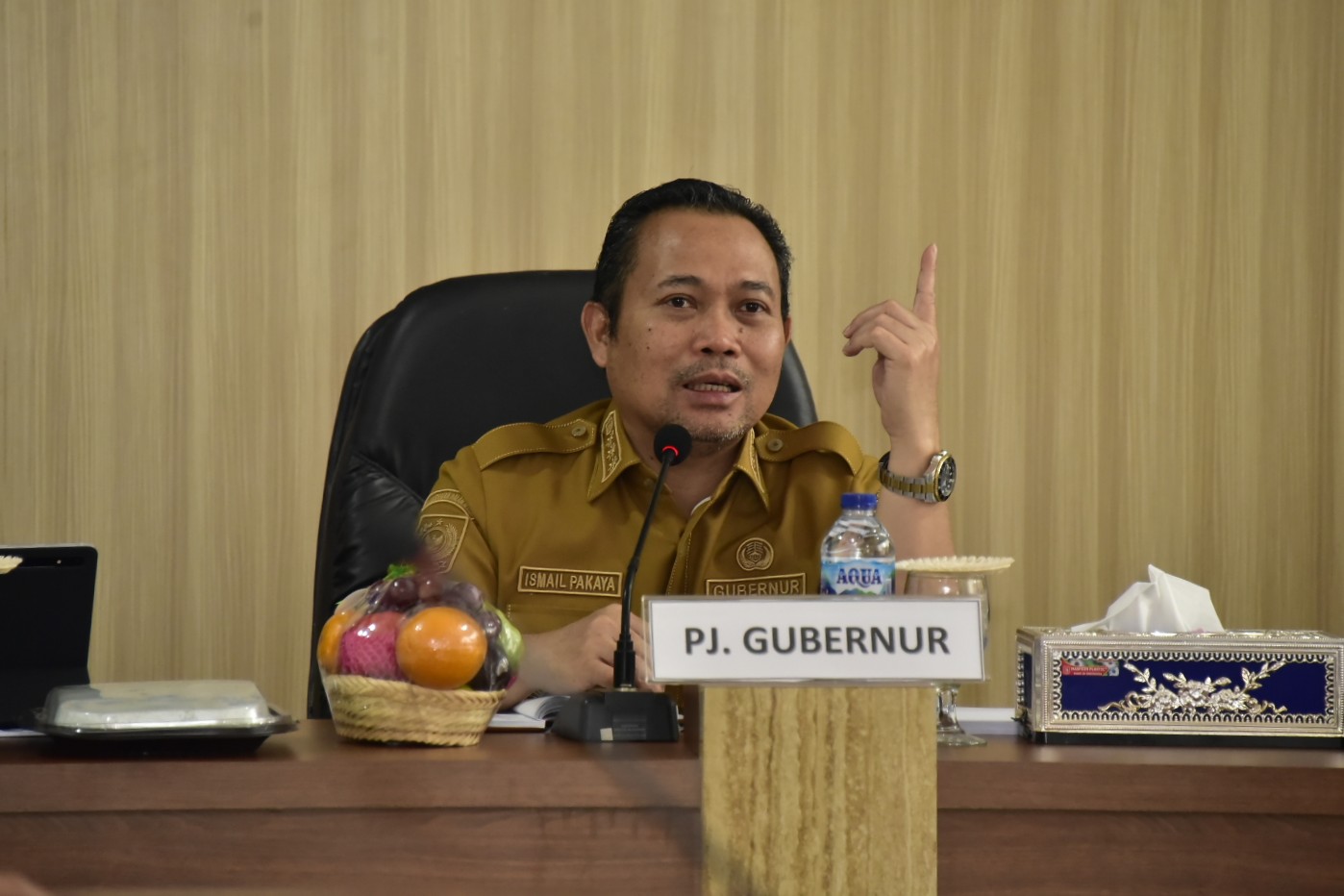 Penjabat Gubernur Gorontalo Ismail Pakaya saat memimpin 