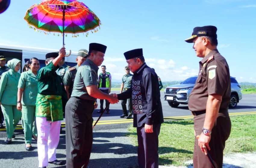  Pangdam XIII/Merdeka Disambut Adat Mopotilolo di Gorontalo