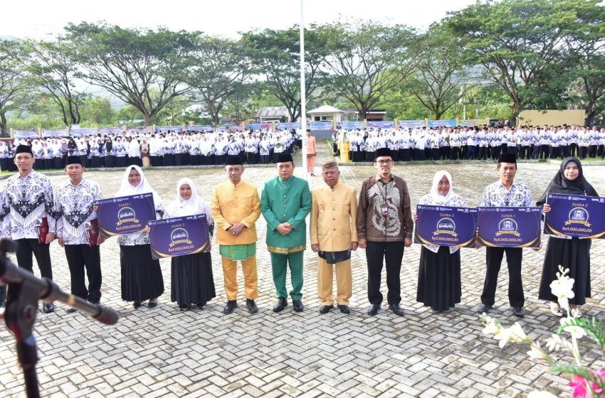  Penjagub Gorontalo Pimpin Upacara Hari Guru Nasional    