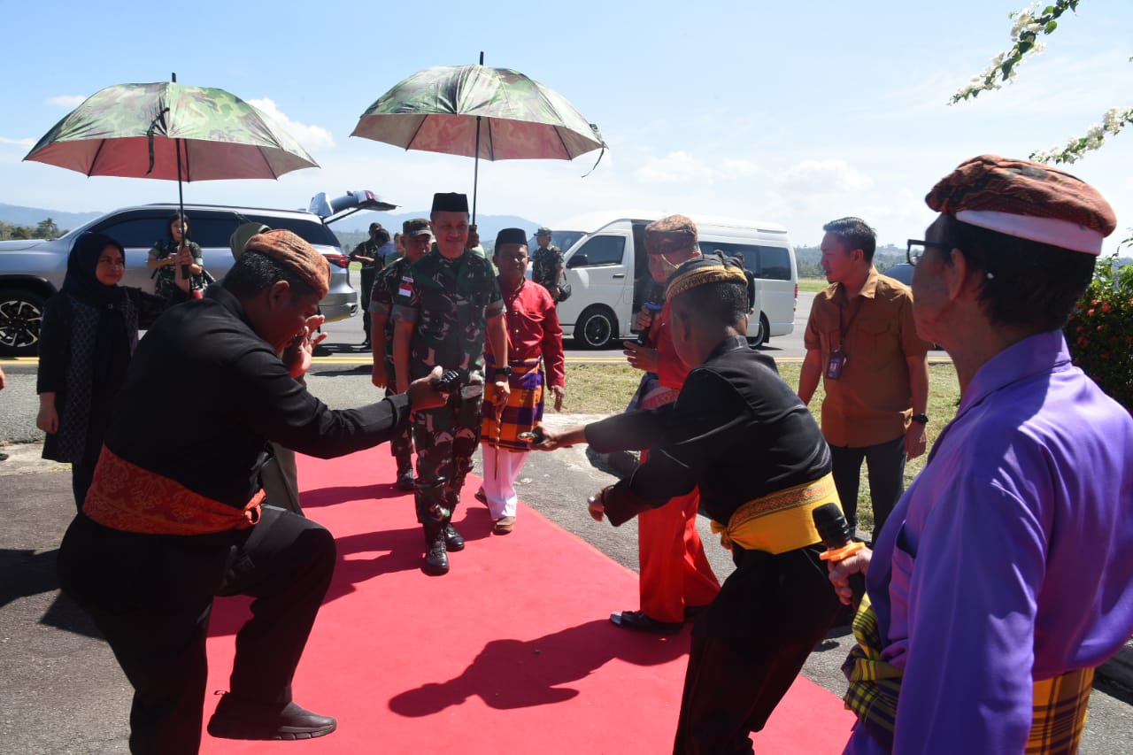  Pangdam XIII/Merdeka Disambut Adat Mopotilolo di Gorontalo   