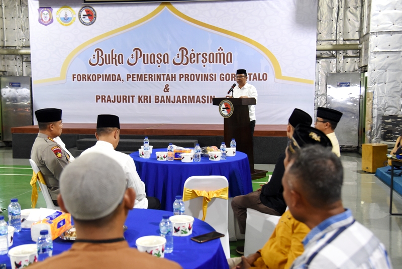  Sekdaprov Gorontalo Buka Puasa di KRI Banjarmasin 592