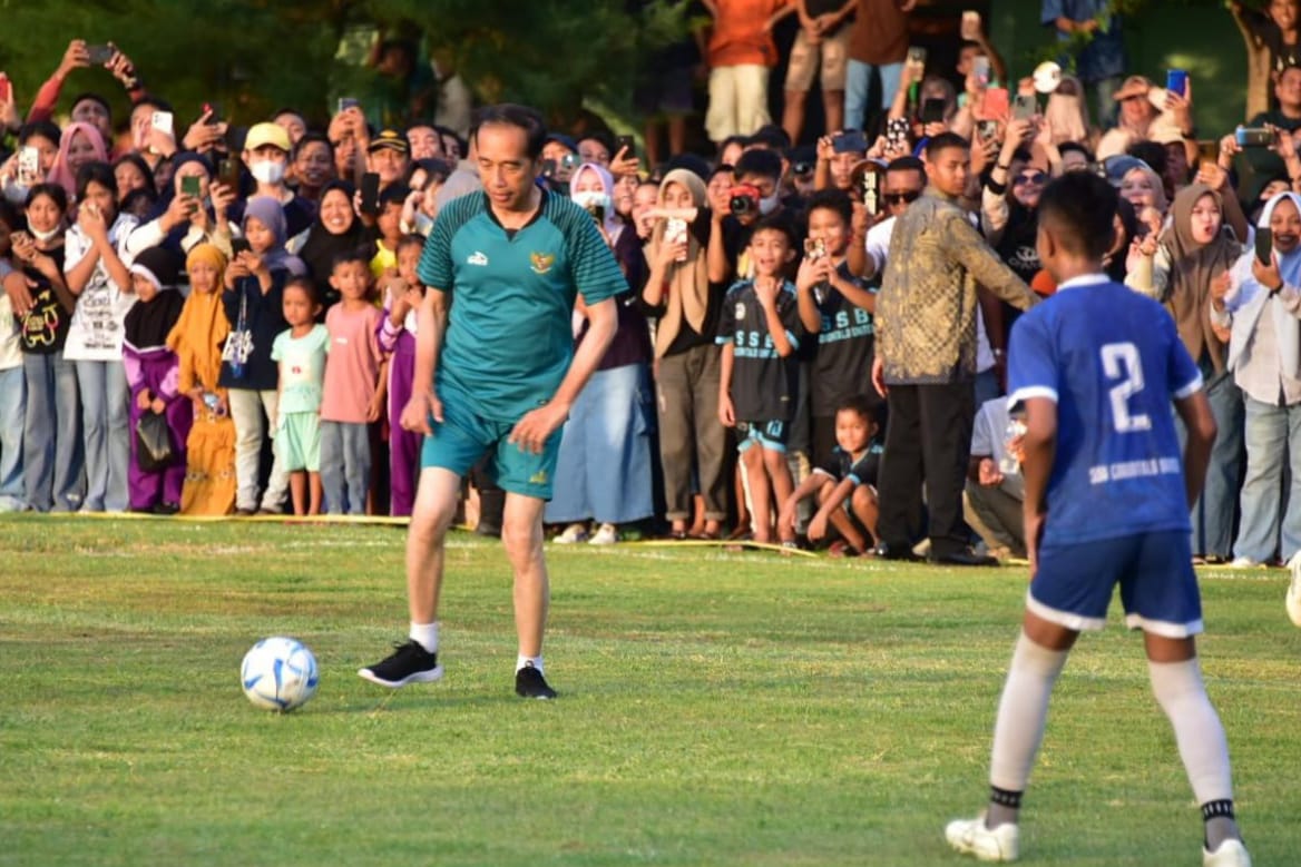  Presiden Jokowi Bermain Sepak Bola Bersama U12 Gorontalo