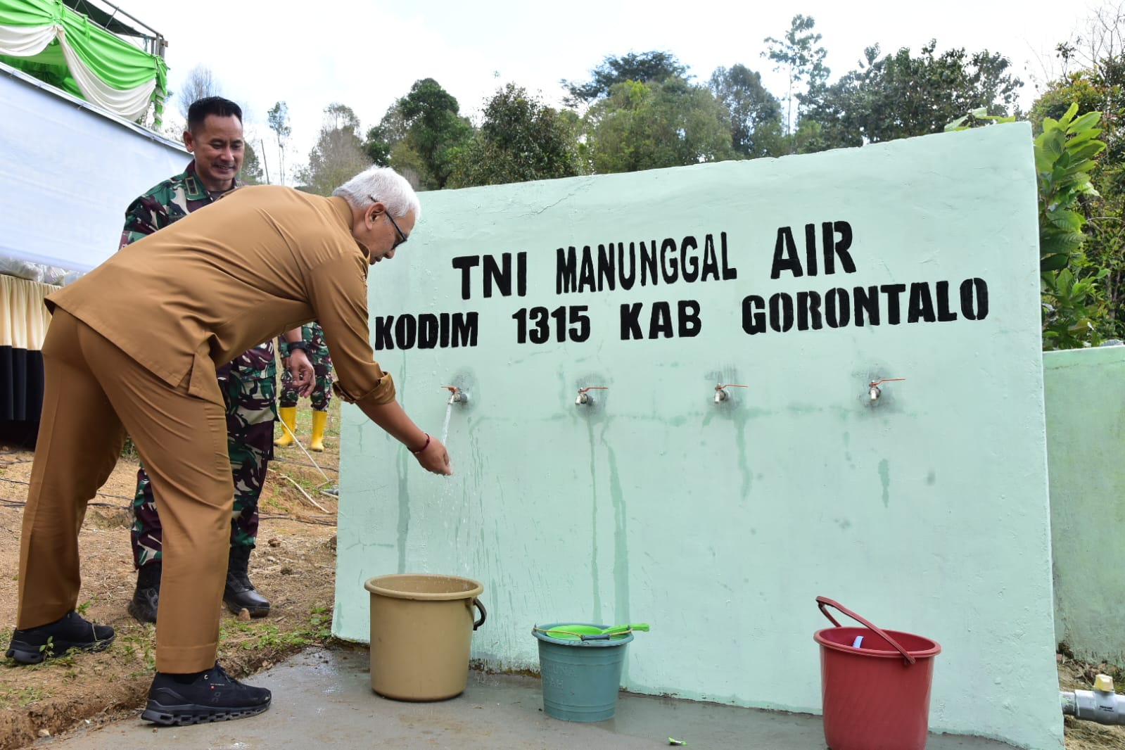  Warga Desa Tapaluluo Nikmati Air Bersih Program TNI Manunggal