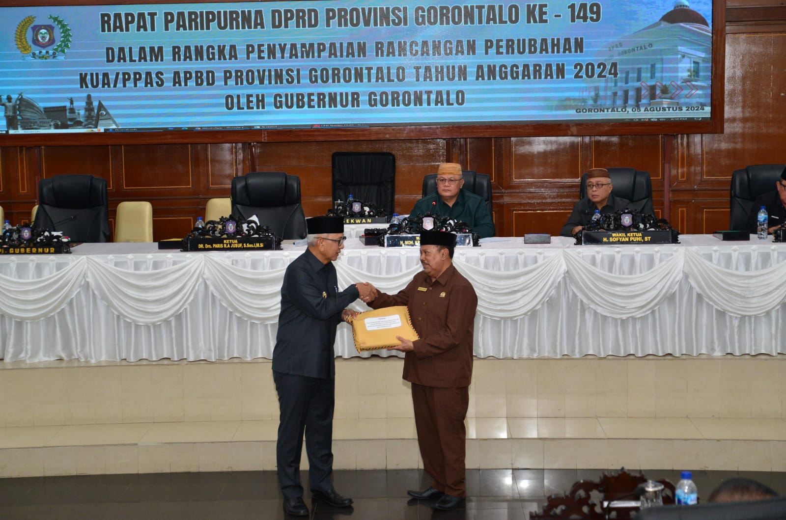  Pj Gubernur Gorontalo Serahkan Dokumen KUA-PPAS APBD Perubahan ke DPRD   